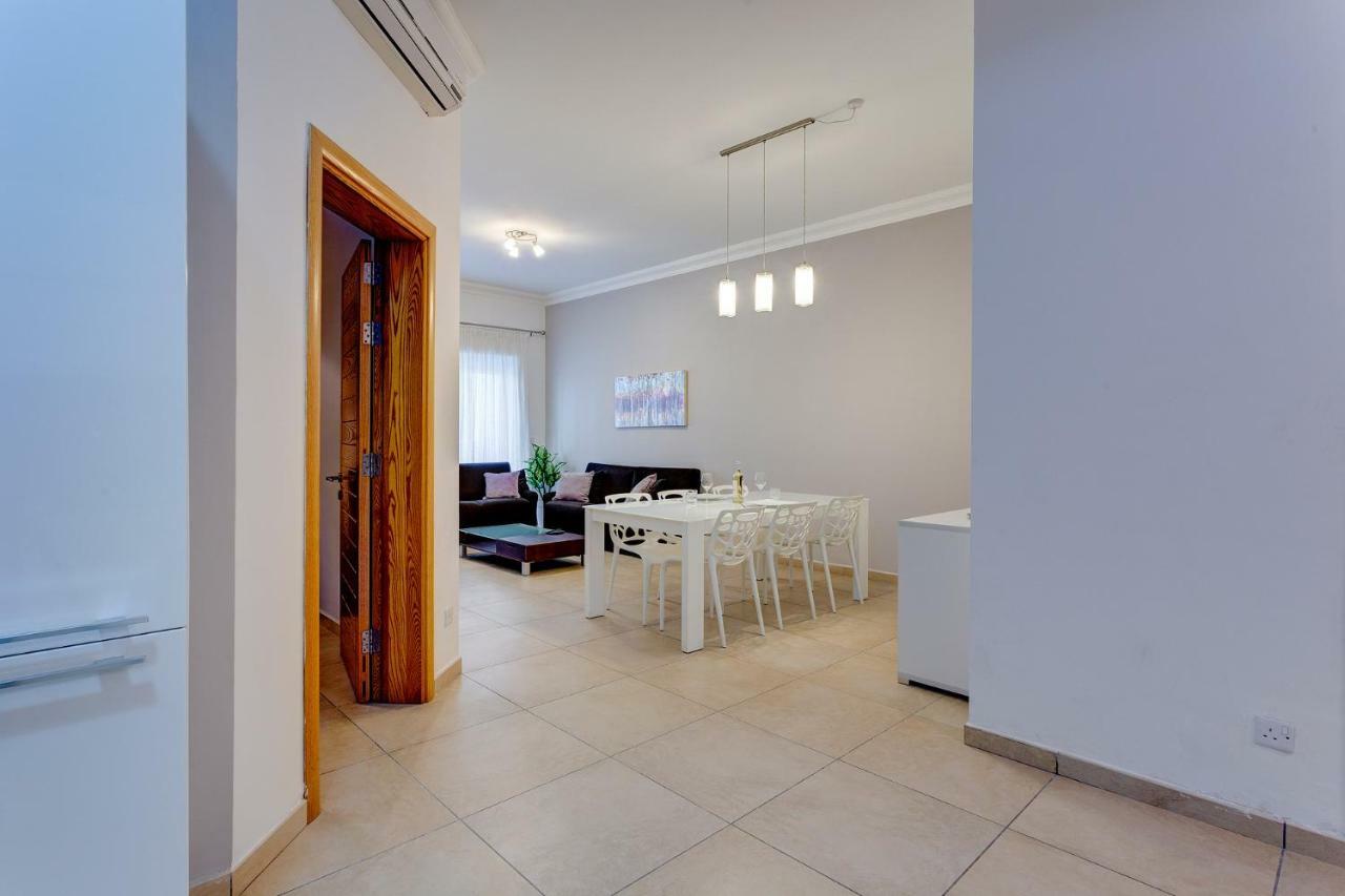 Gorgeous Apartment With Terrace In Fort Cambridge, Pool Слима Экстерьер фото