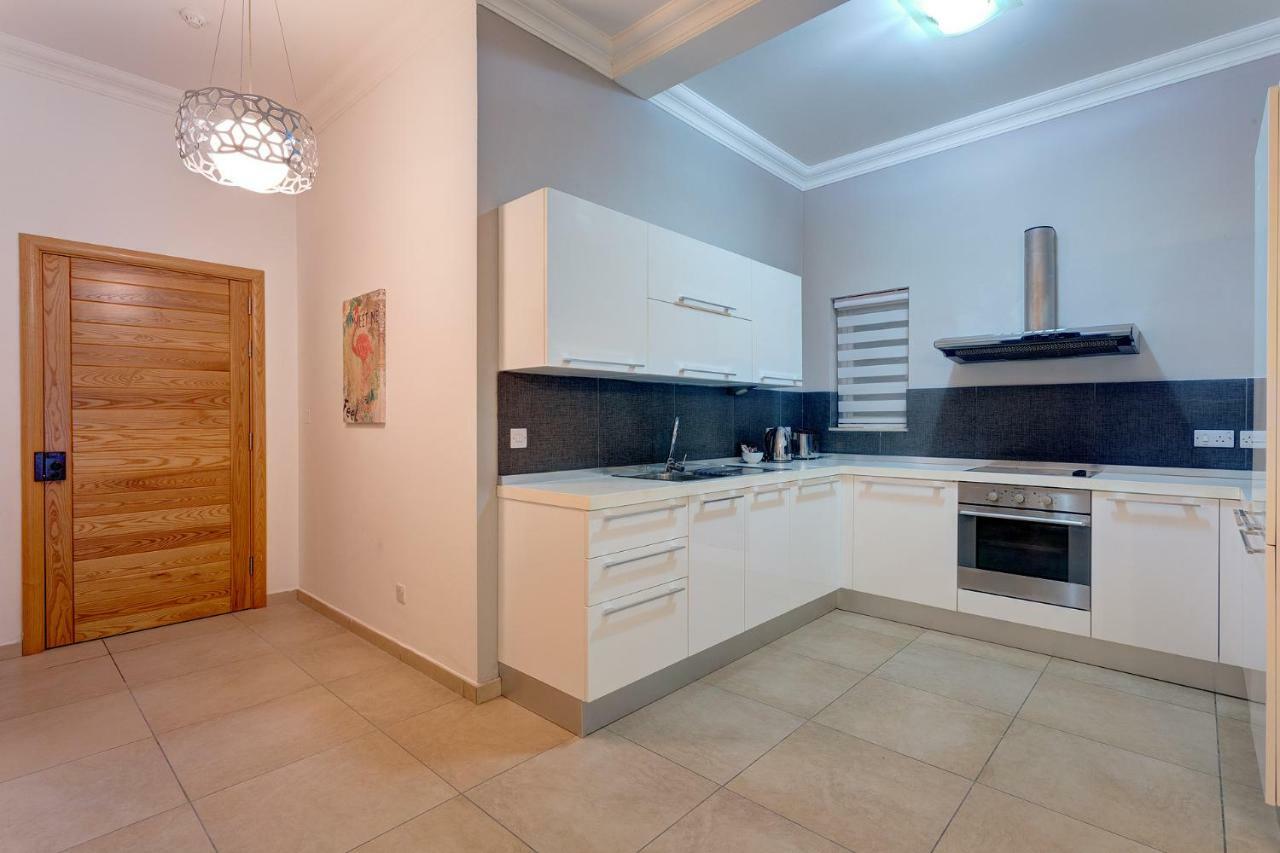 Gorgeous Apartment With Terrace In Fort Cambridge, Pool Слима Экстерьер фото